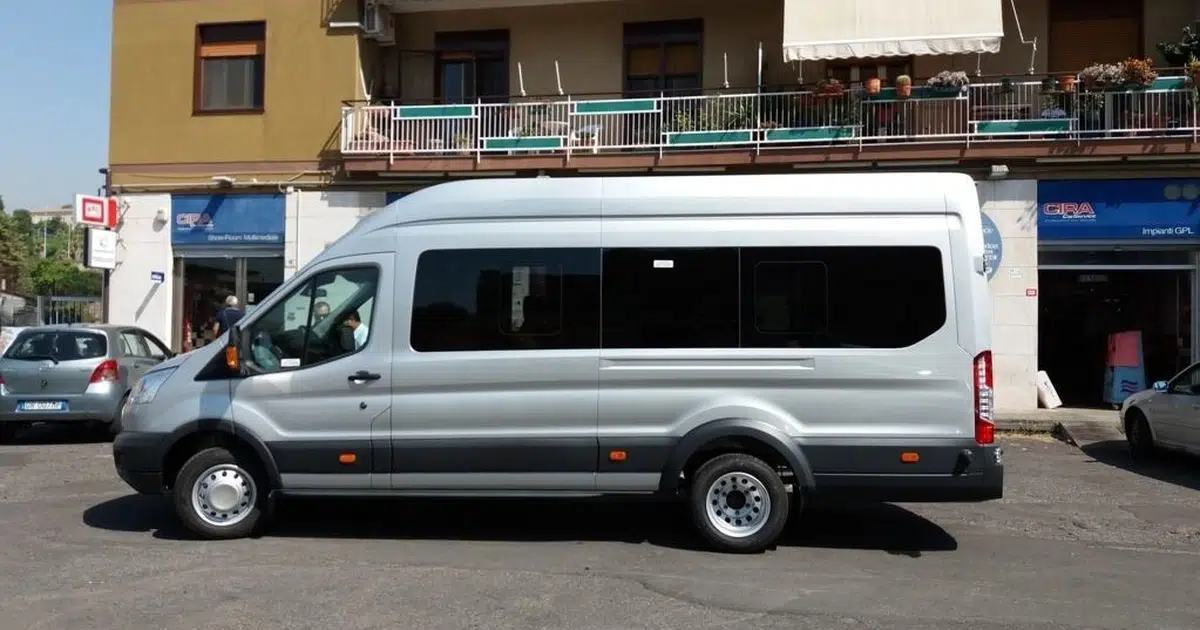 Un minibus Ford da 15 posti in attesa dei turisti in strada a Catania