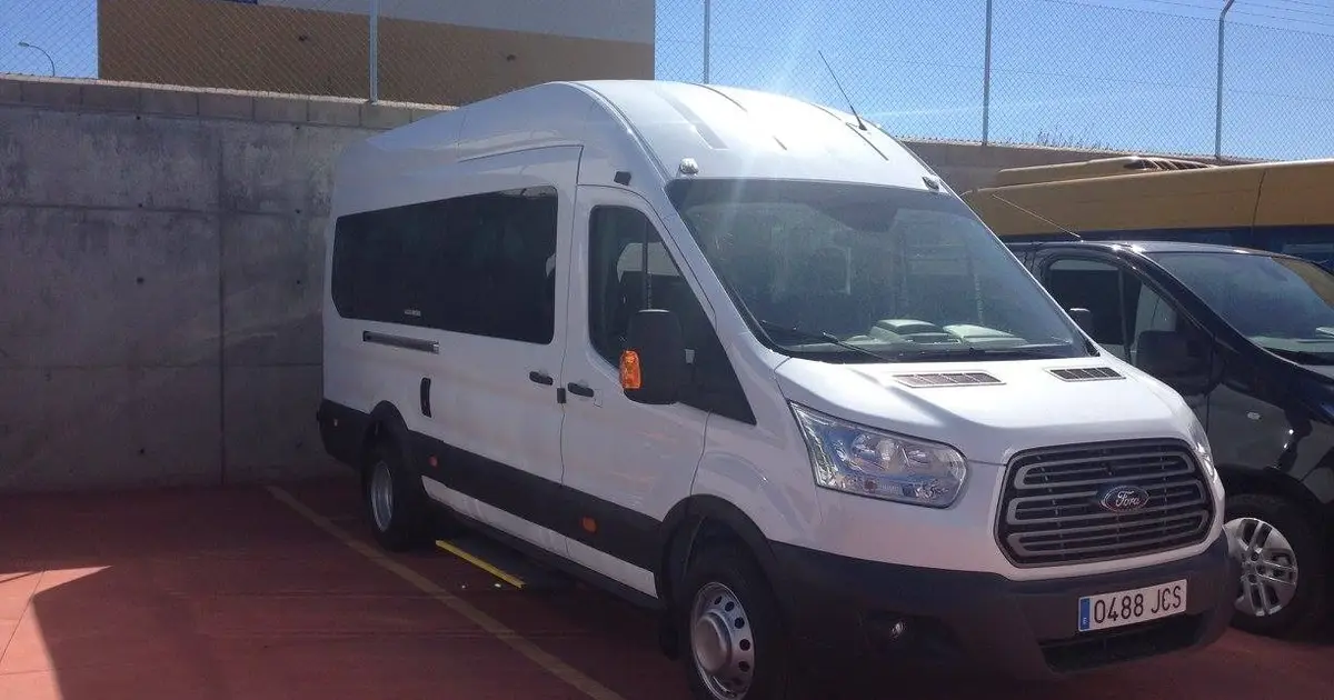 Un minibús Ford de 17 plazas aparcado en Santander
