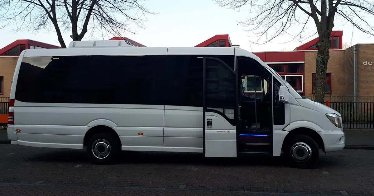 Een 15-persoons Mercedes Sprinter-minibus geparkeerd op een straat in Almere