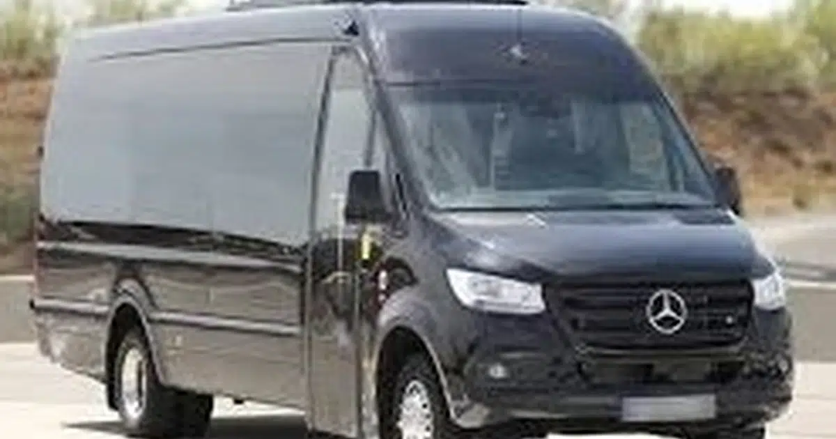 Un minibús Mercedes Sprinter de 19 plazas circula por Lugo