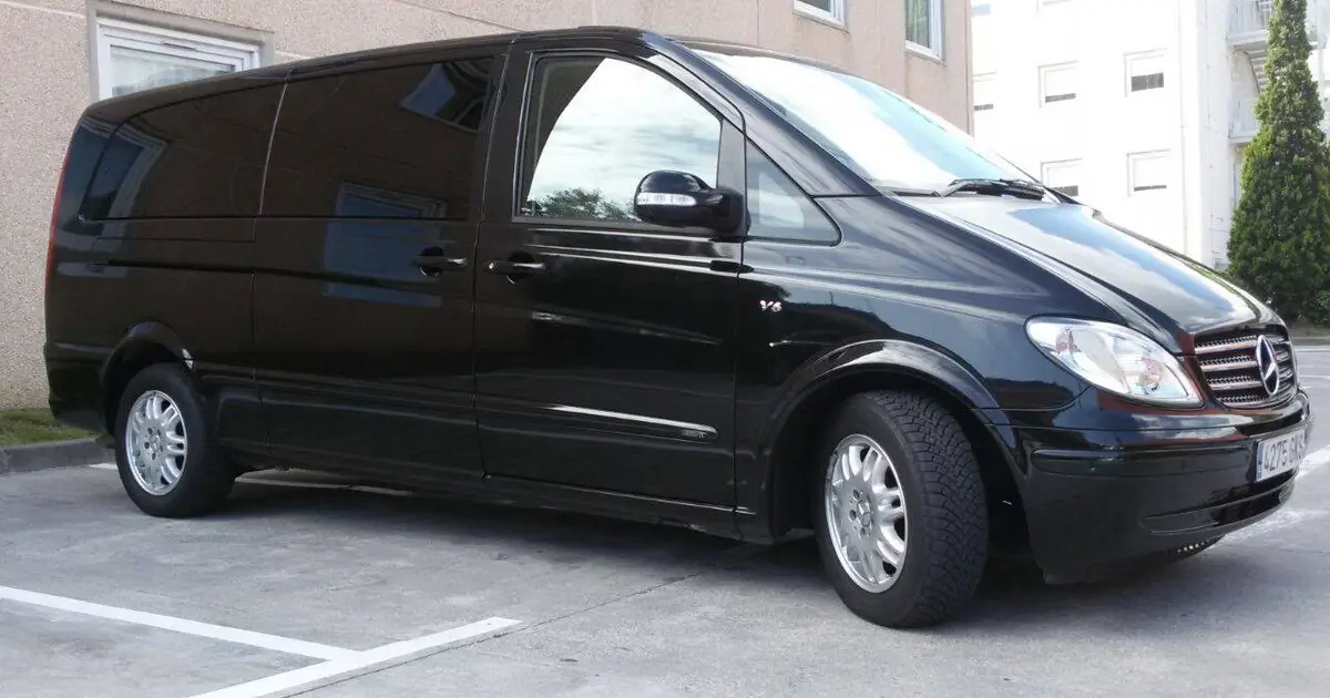 Ein 8-Sitzer-Minivan Mercedes Viano parkte in Saragossa