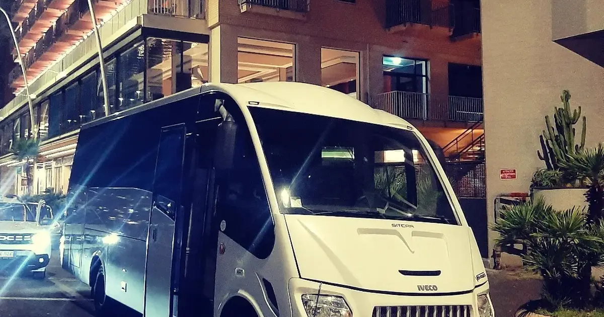 Un minibús Iveco Sprinter de 15 plazas en una calle de Nápoles