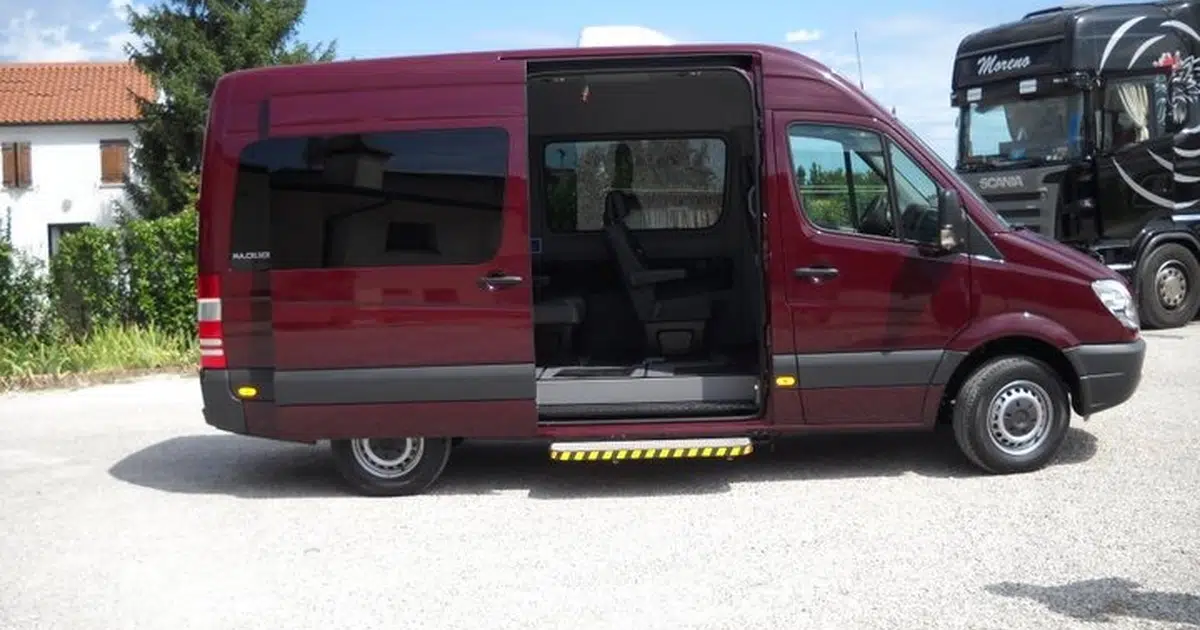 Un minibus Mercedes Sprinter da 15 posti parcheggiato durante un tour a Palermo