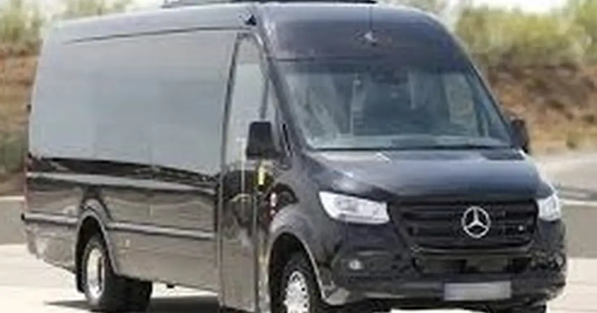 Un minibús Mercedes Sprinter de 19 plazas circula por Lugo