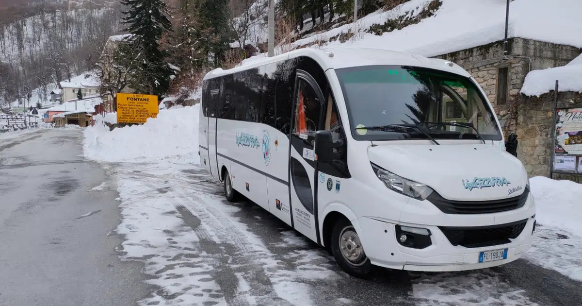 Un midibus Sprinter da 18 posti parcheggiato nella neve a Torino