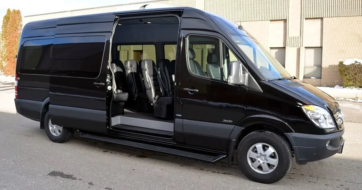 Un minibus Mercedes Sprinter da 15 posti in una strada di Bari