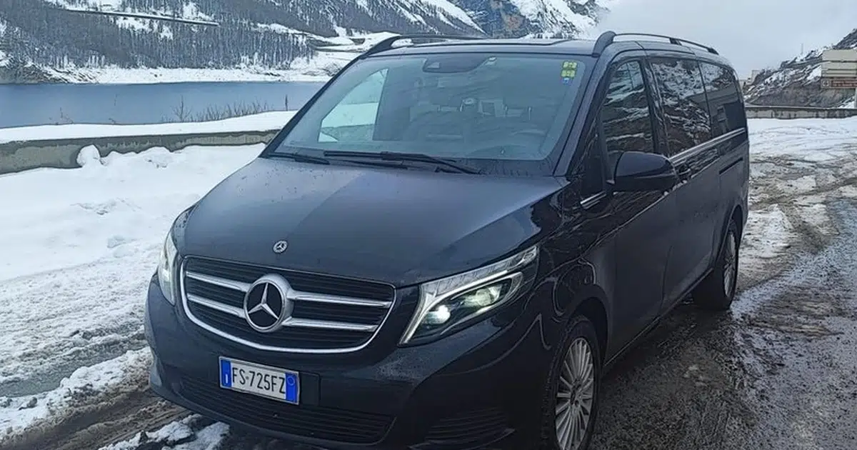 Un minibús Mercedes Sprinter de 10 plazas aparcado en la nieve en Aosta