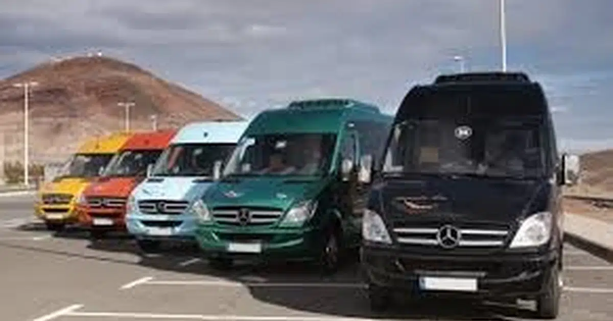 Una flota de Minibuses Mercedes de 16 plazas estacionada en Arrecife