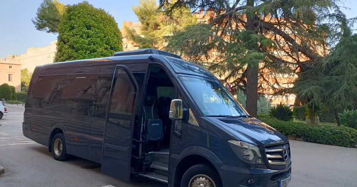 23-Sitzer Mercedes Sprinter Midibus mit Fahrer Barcelona