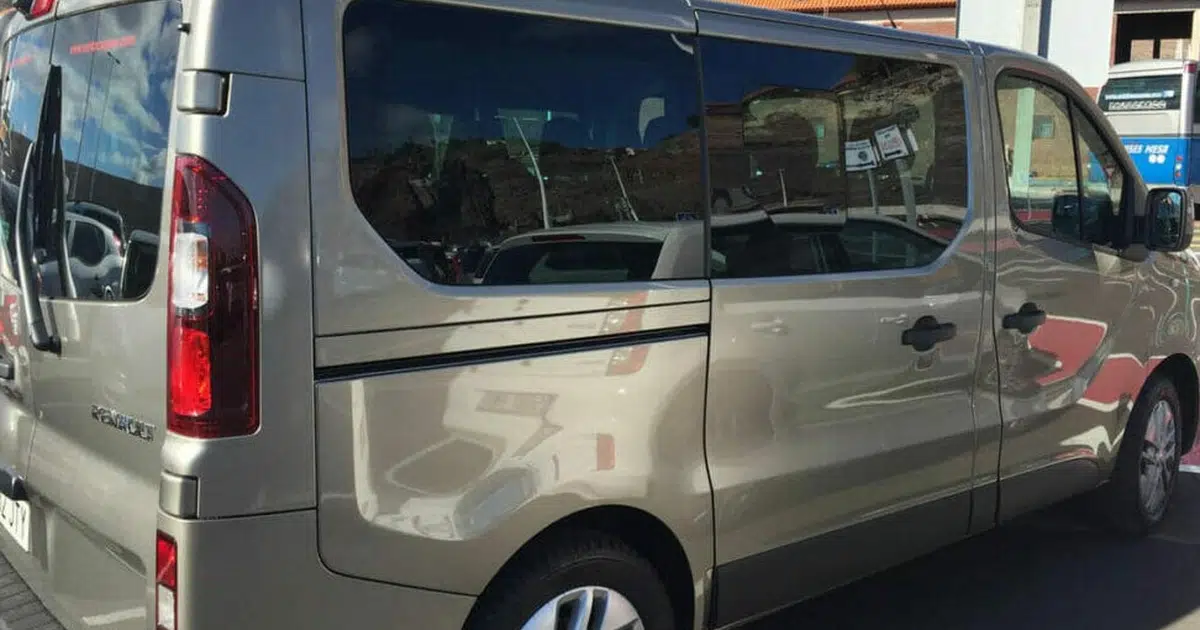 Un minibús Renault Trafic Sprinter de 9 plazas estacionado en San Sebastián de la Gomera