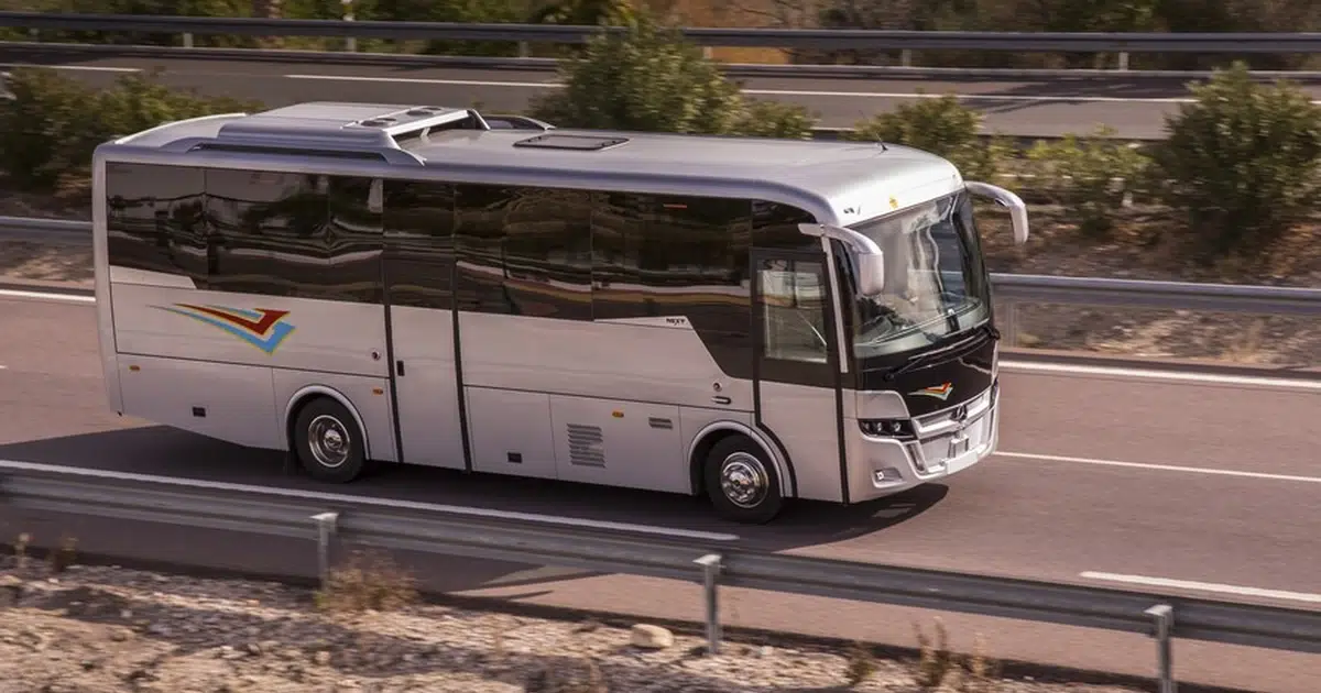 Un Mercedes-Benz midibus de 28 plazas en la ruta por Almería