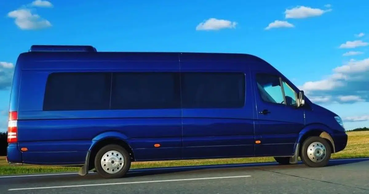 Un minibús Mercedes de 16 places a la ruta de Girona