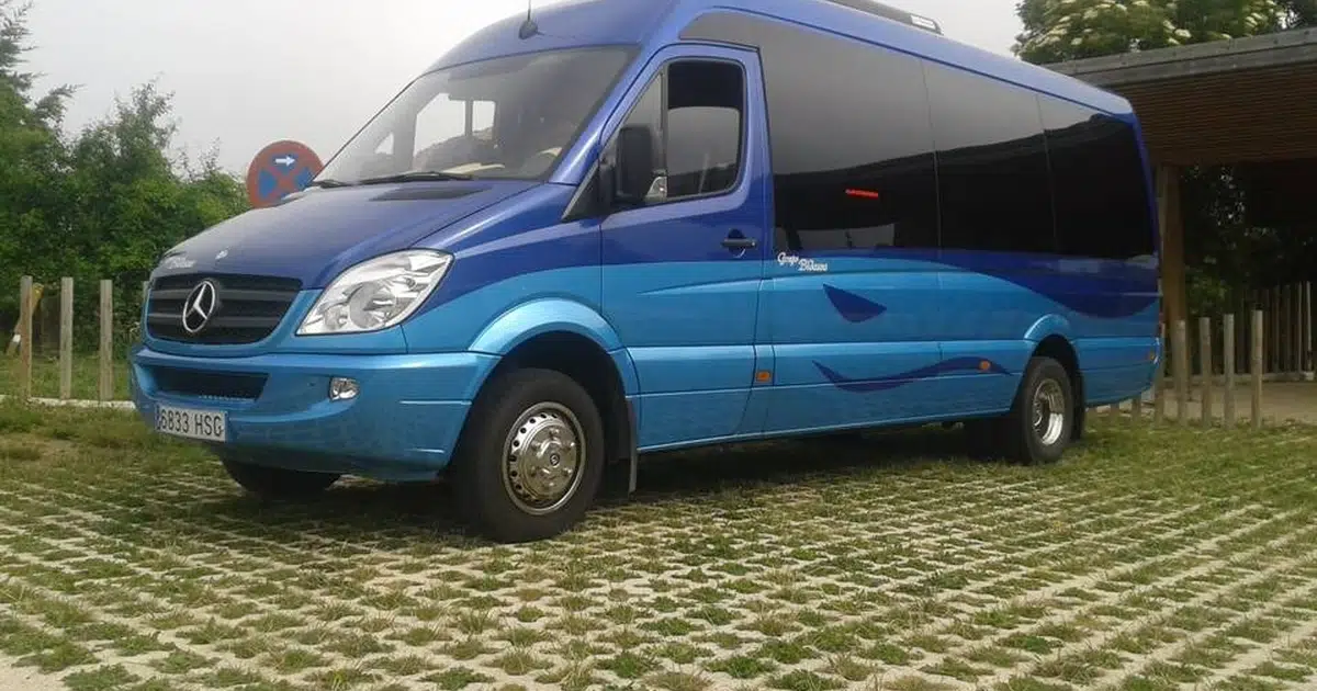 Un Mercedes Sprinter de 15 plazas aparcado en un campo de Vitoria Gasteiz