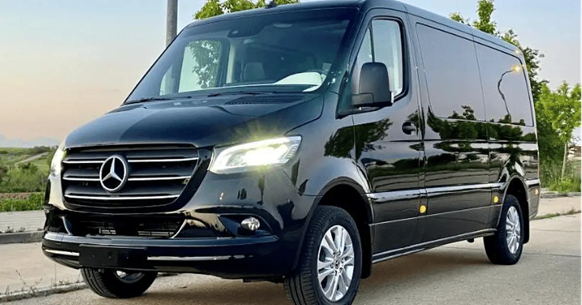 Ein 16-sitziger Mercedes Sprinter Minibus auf einer Straße auf Ibiza