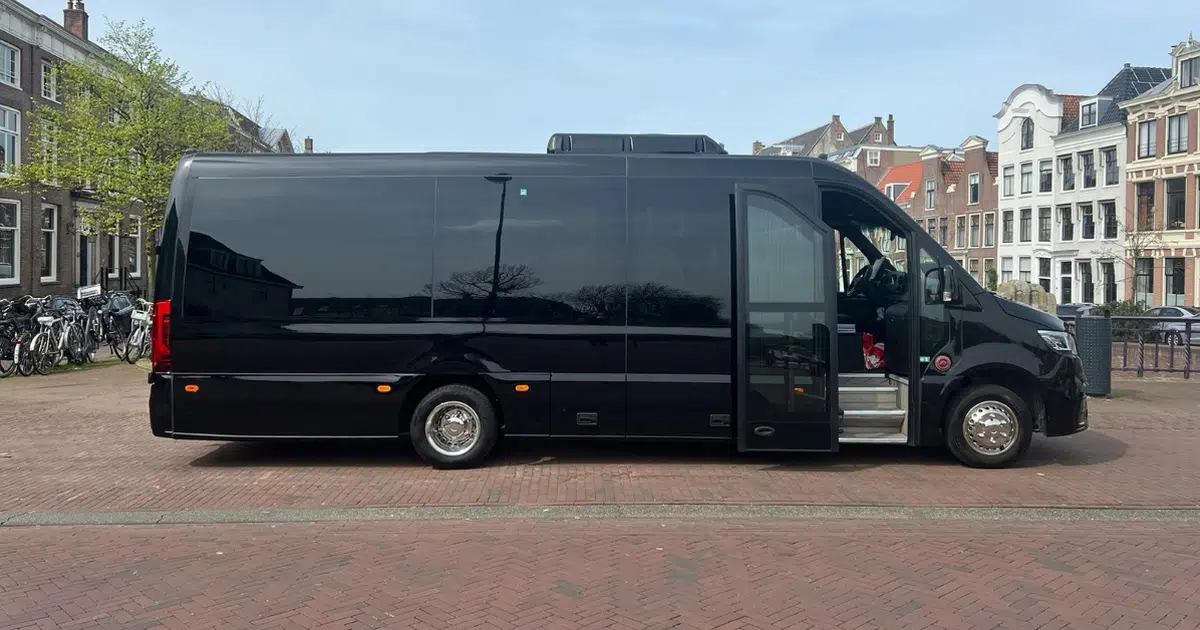 Een 17-persoons Mercedes Sprinter minibus tijdens een tour in Amsterdam