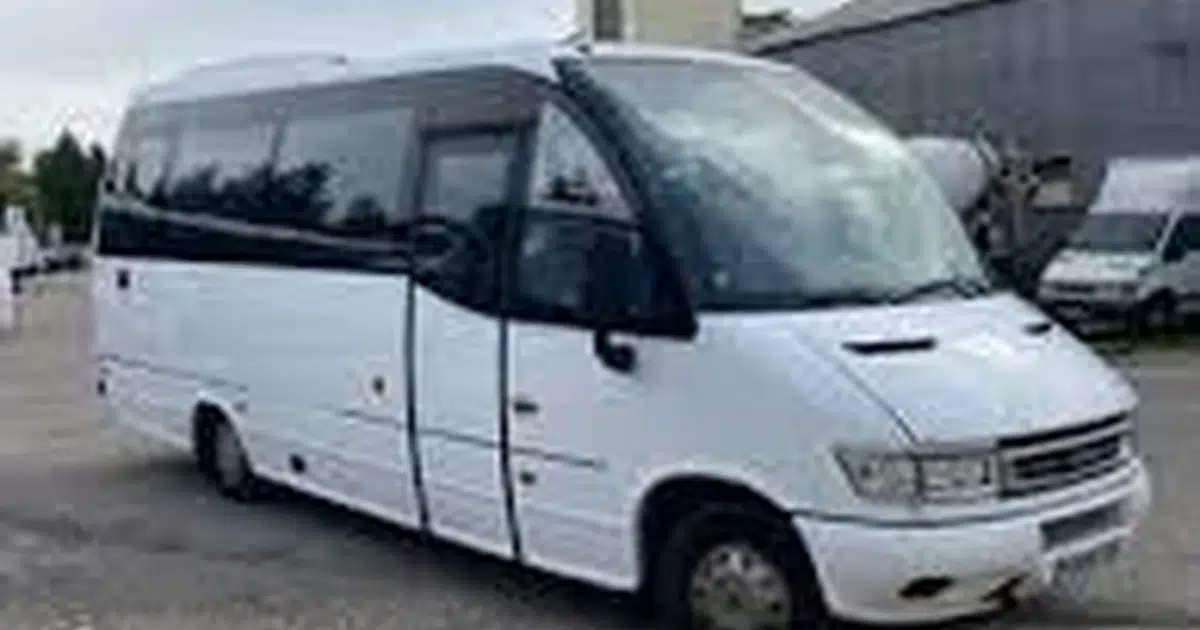 Un minibús Mercedes Sprinter de 16 plazas en Cáceres