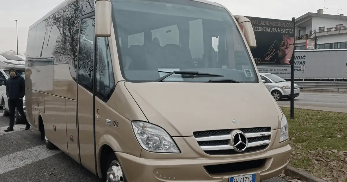 Un minibús Mercedes Turengo de 28 plazas estacionado en Pisa