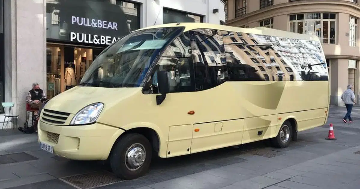 Un minibús Mercedes Sprinter de 15 plazas estacionado en una calle de Albacete