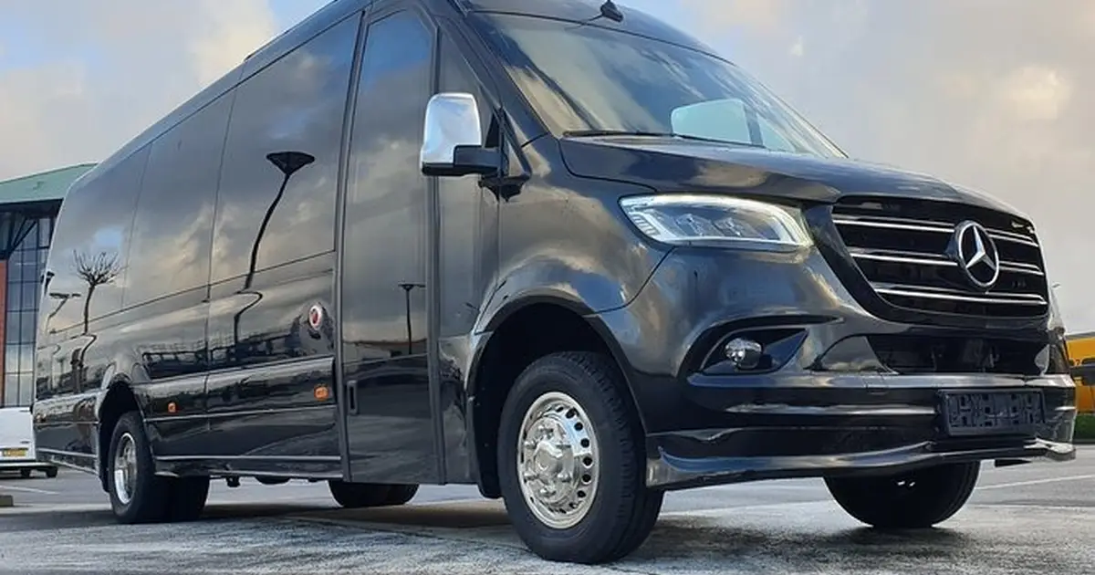 Een 16-persoons minibus Mercedes Sprinter in Utrecht