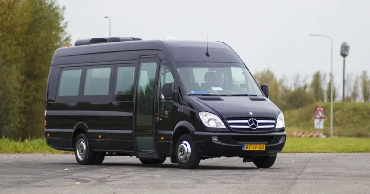 Een 15-persoons Mercedes Sprinter-minibus geparkeerd op de weg in Den Haag