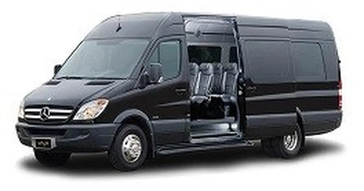 Een Mercedes Sprinter-minibus met 16 zitplaatsen in Leeuwarden