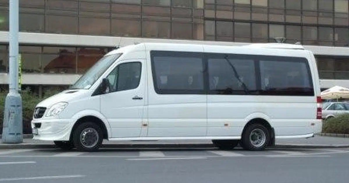 Een 16-persoons minibus Mercedes Sprinter geparkeerd op een straat in Den Bosch