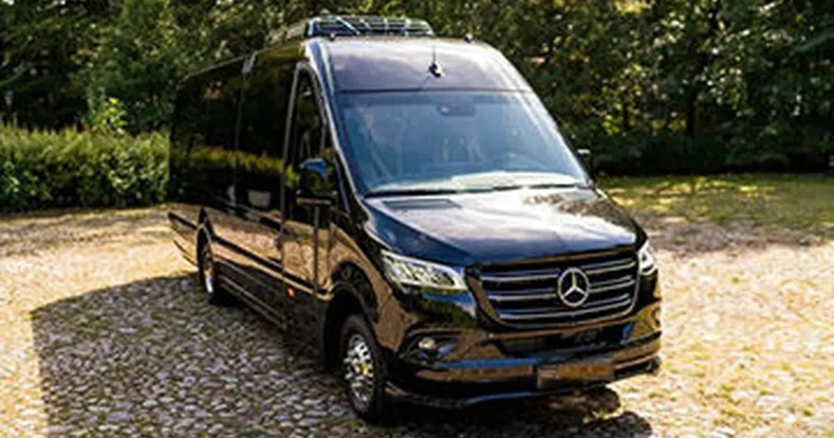 Un minibus Mercedes Sprinter da 15 posti parcheggiato a Verona