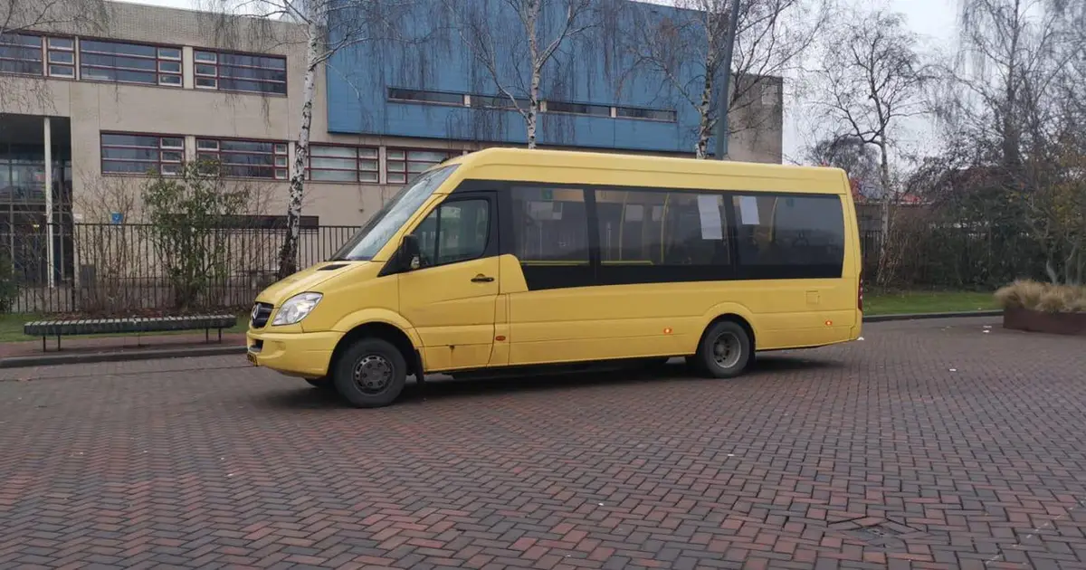 Een 16-persoons minibus Mercedes Sprinter op een straat in Antwerpen