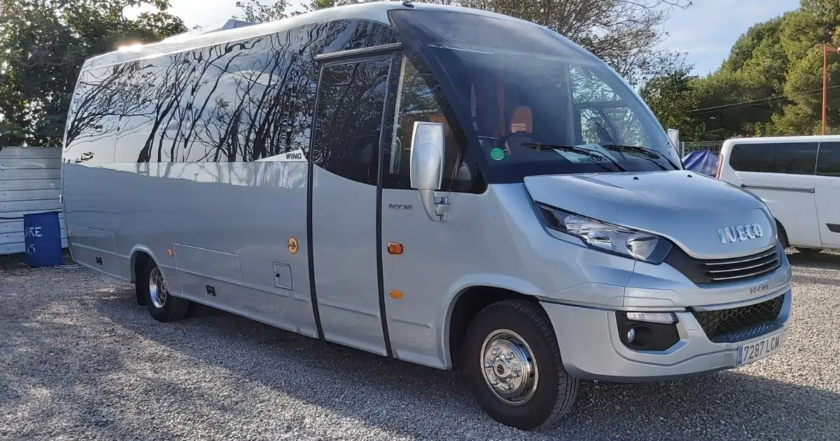 Ein 20-Sitzer-Minibus Iveco Sprinter, geparkt in Valencia