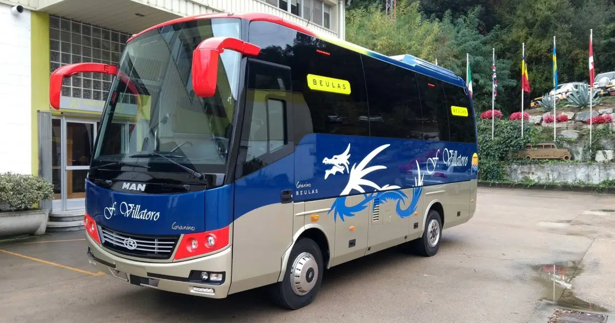 A 27 seater Man Gianino midibus in front of a hotel in Córdoba