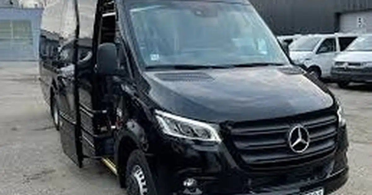 Un minibús Mercedes Sprinter de 16 plazas estacionado en Puerto del Rosario