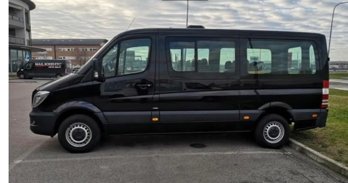 Un minibus Mercedes Sprinter da 15 posti in un parcheggio a Rimini