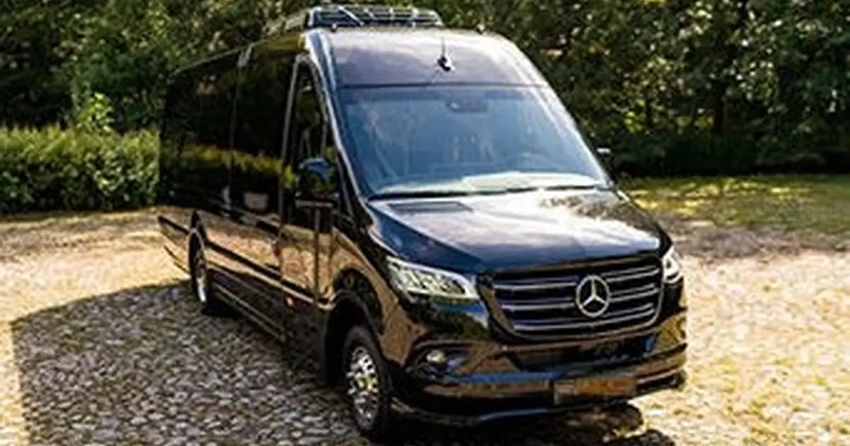 Un minibús Mercedes Sprinter de 15 plazas en Santa Cruz de la Palma