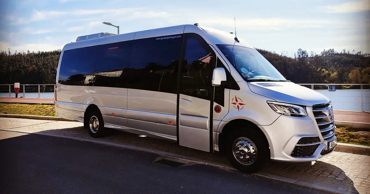 Un minibús Mercedes BusConcept Sprinter de 16 plazas por las riberas del río en Oporto