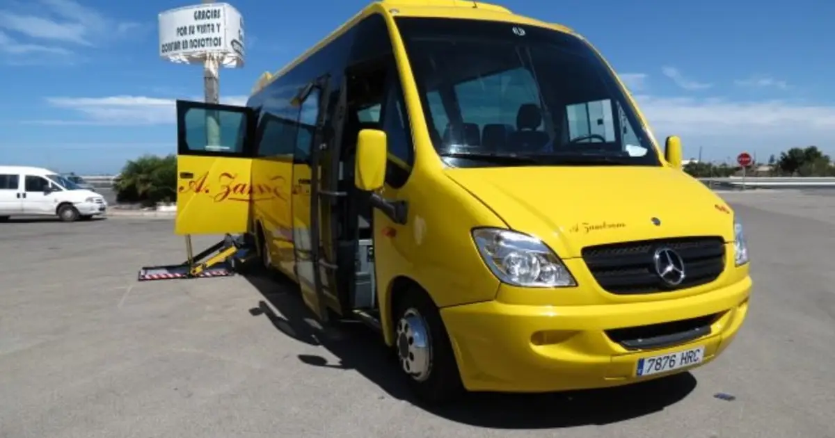 Un minibús Mercedes Sprinter de 16 plazas estacionado y esperando pasajeros en Jerez de la Frontera