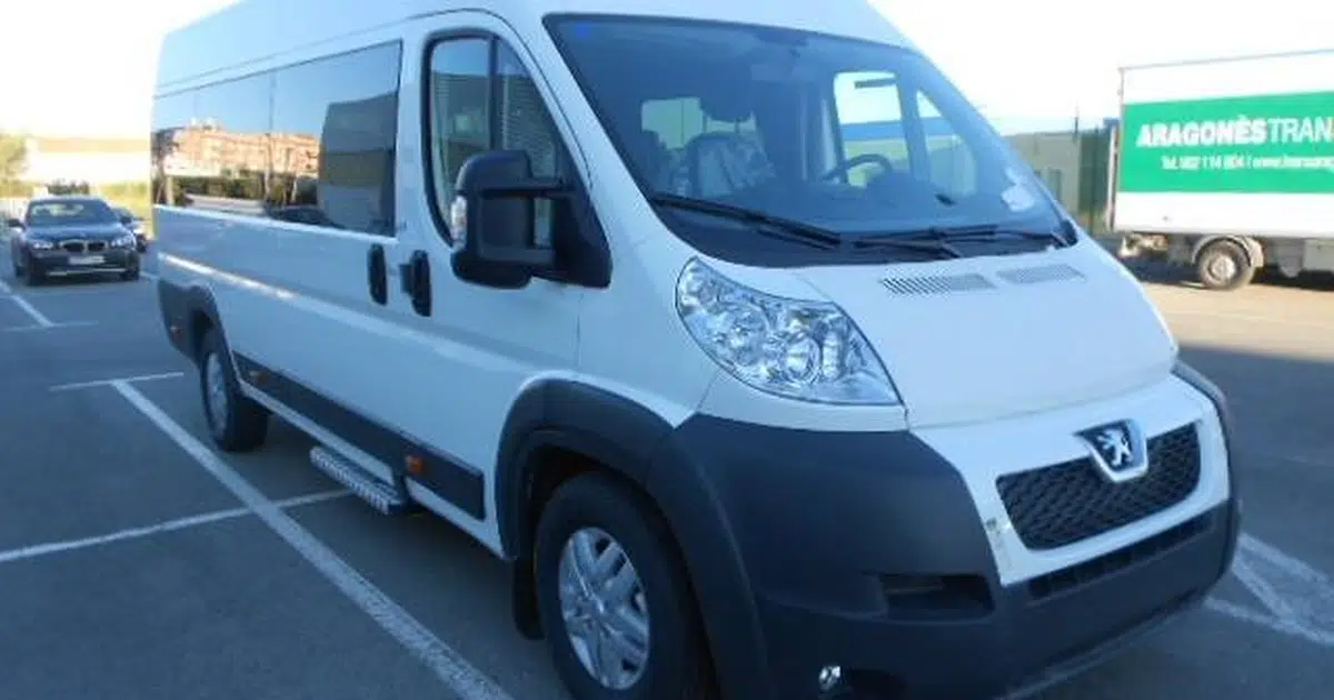 Un minibús Peugeot Sprinter de 12 places en un aparcament de Tarragona