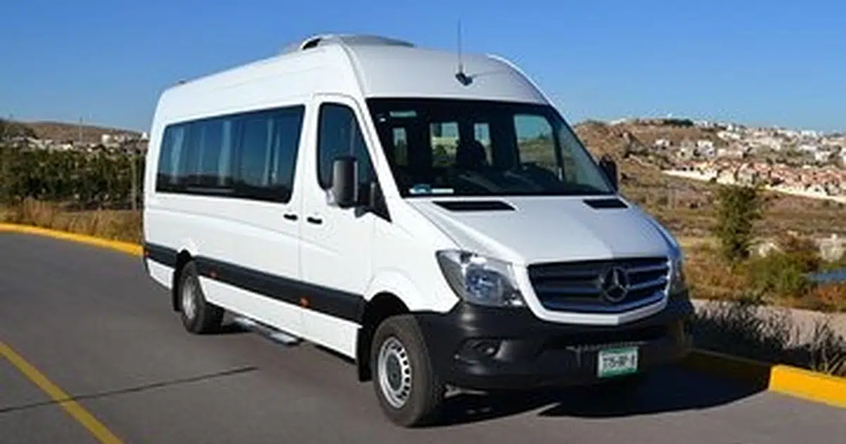 Un minibús Mercedes Sprinter 16 estacionado en la carretera de Cuenca