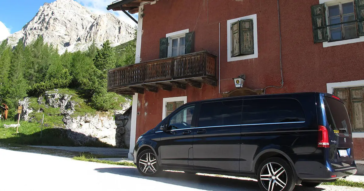 Un minibús Mercedes Sprinter de 15 plazas estacionado en la calle en Trento