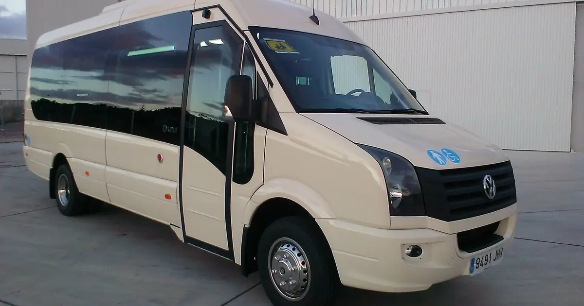 Un minibús de 16 plazas, marca Volkswagen, aparcado en Pontevedra