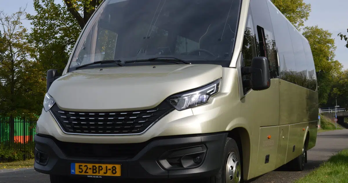 Een 27-persoons Sprinter-midibus geparkeerd op een straat in Groningen