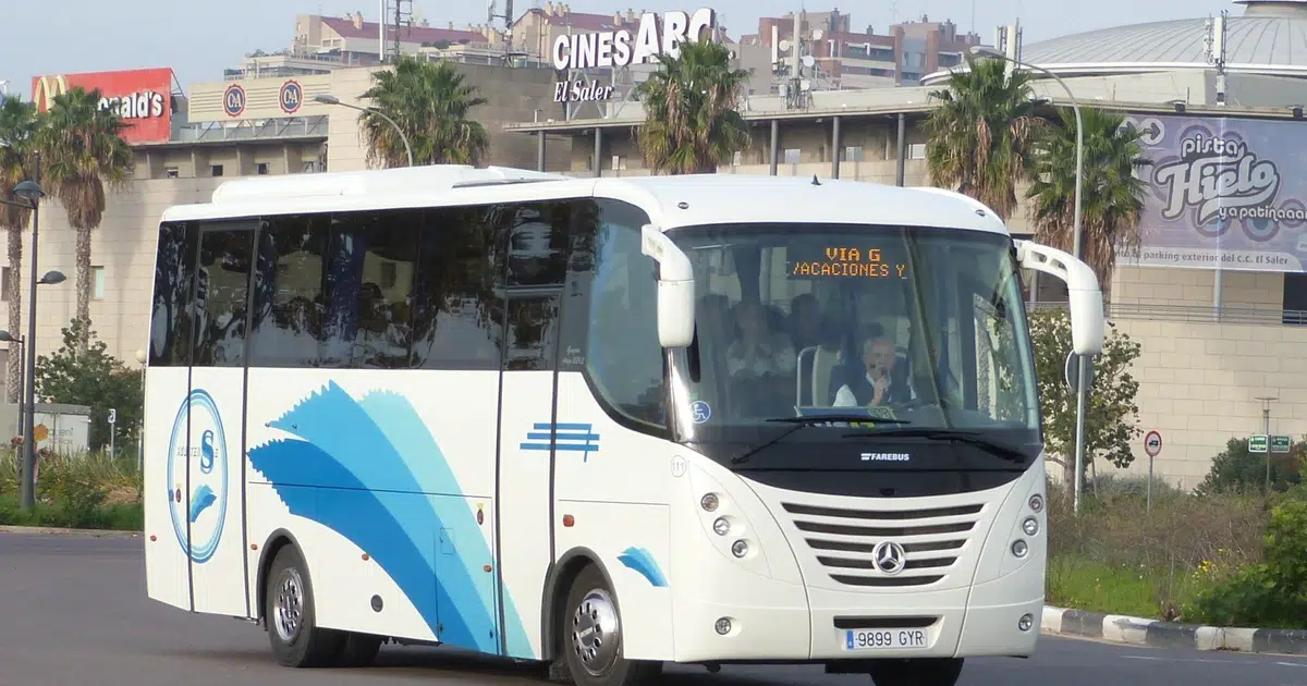 Ein 20-sitziger Mercedes Midibus mit Fahrer auf den Straßen von Alicante