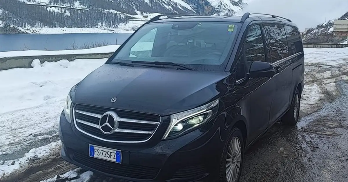Un minibus Mercedes Sprinter da 10 posti parcheggiato nella neve ad Aosta