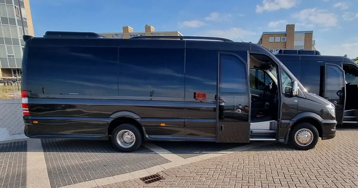 Een 17-persoons minibus Mercedes Sprinter geparkeerd in Emmen