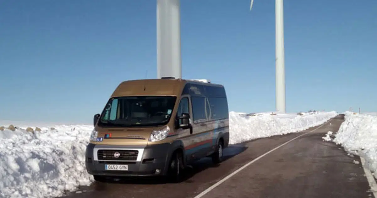 Un minibús Sprinter de 16 plazas en una carretera nevada en Castellón de la Plana