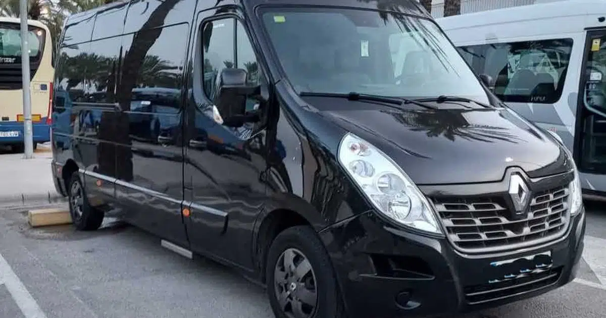 Ein Renault Sprinter-Minibus mit 15 Sitzplätzen auf einem Parkplatz in Santa Cruz de Tenerife