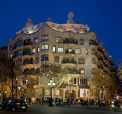 Fachada de la Casa Milà. Credit: Diliff  CC BY 2.5 wikipedia