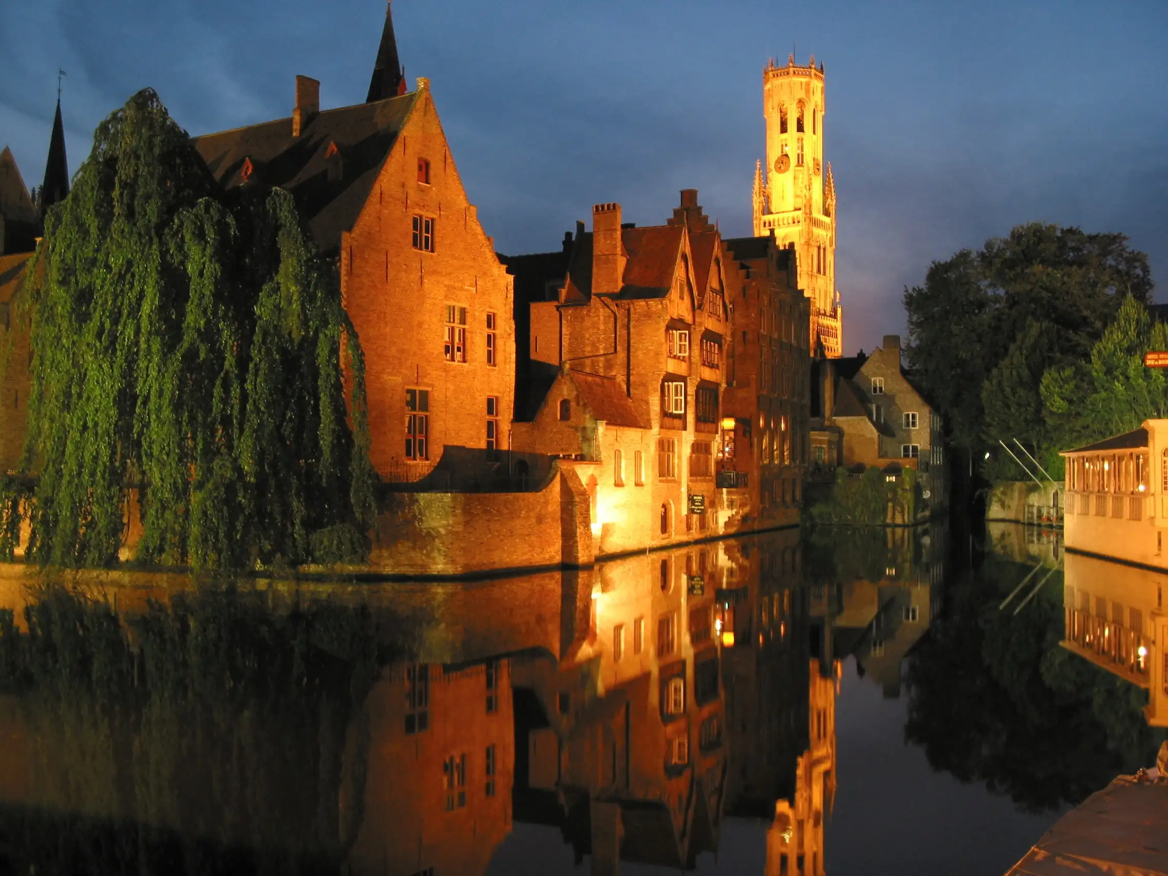 Bruge at night