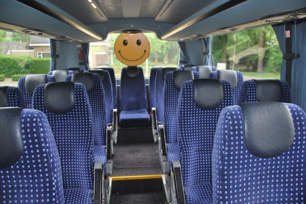 Interieur en de voorzieningen van de bus