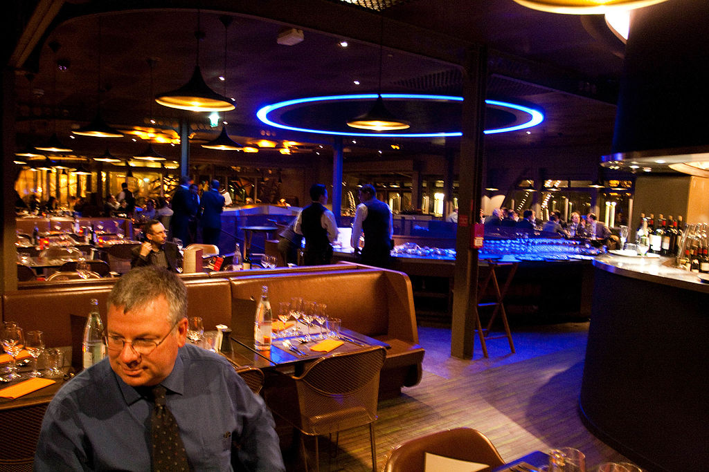  Interior of the Altitude 95 restaurant (1996–2008) in the Eiffel Tower
