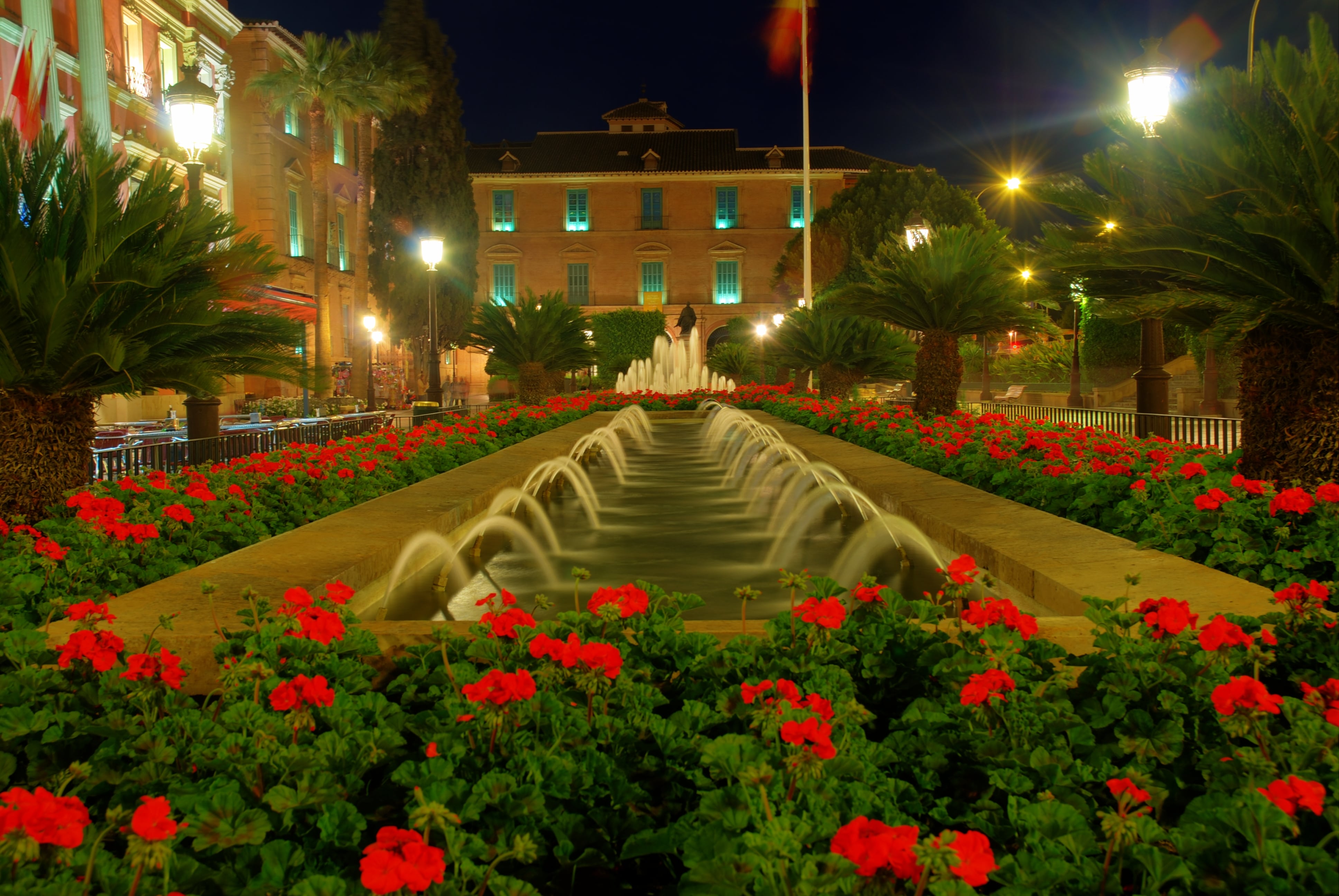 Jardín, flores y agua en Murcia